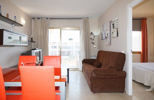Salou City Centre Apartment | AirCon Apartment · Beach 100m · Pool · Wifi · UHC MICHELANGELO
