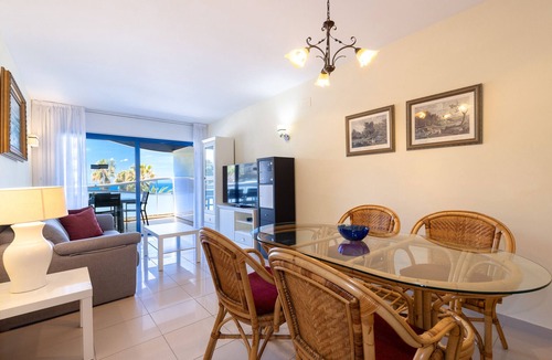 Salou City Centre Apartment | AirCon Apartment · Beach 50m · Parking · Pool · UHC LES ONES