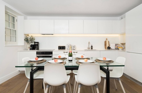 Covent Garden Apartment | AIRCON/LUXURY! 2BED/2BATH