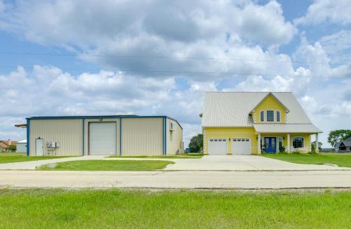 New Waverly Apartment | Aircraft Tours! Fly-In Hangar Apt in New Waverly
