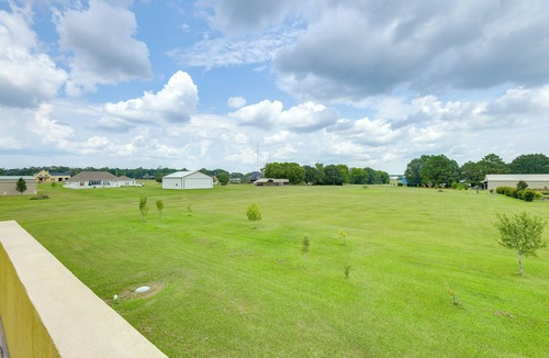 New Waverly Apartment | Aircraft Tours! Fly-In Hangar Apt in New Waverly