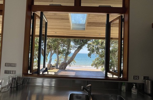 Coopers Beach House | AIRLIE - LUXURY BEACH FRONT