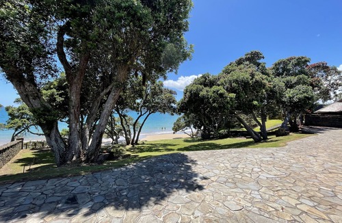 Coopers Beach House | AIRLIE - LUXURY BEACH FRONT