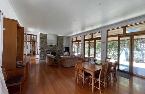 Coopers Beach House | AIRLIE - LUXURY BEACH FRONT