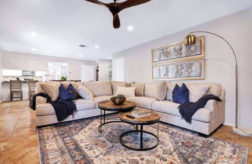 North Central Thousand Oaks House | Airport 10mins Pool Ping-Pong King Beds