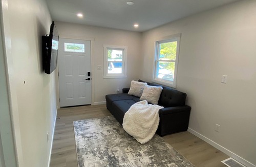 Moon Township House | Airport bungalow