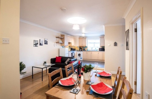 Stansted Apartment | Airport Snug -2BR -WiFi -Parking