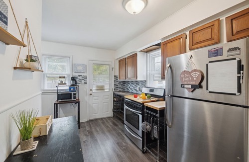Taylor House | Airport Getaway -2BR near Detroit sports & events 20 min from Downtown A2