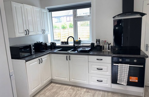 Broadheath House | Airport House – Convenient