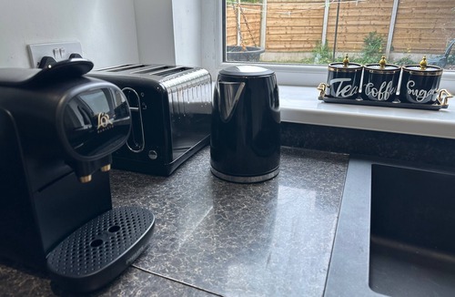 Broadheath House | Airport House – Convenient