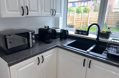 Broadheath House | Airport House – Convenient