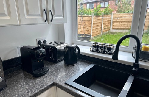 Broadheath House | Airport House – Convenient