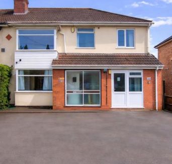 Bloxwich House | Airport Lodge