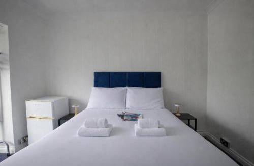 Bloxwich House | Airport Lodge