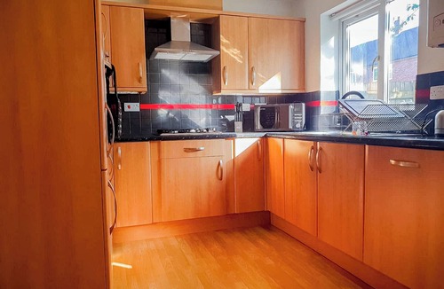 Broadheath Apartment | Airport Lounge - 3Bed 6 Persons