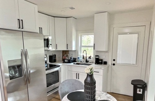 College Park House | AIRPORT LOUNGE INN