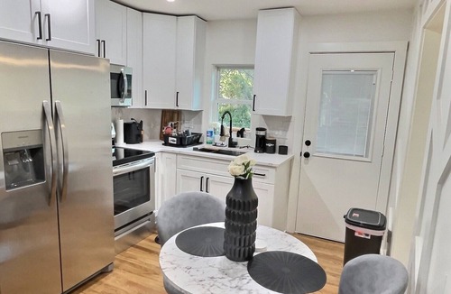 College Park House | AIRPORT LOUNGE INN