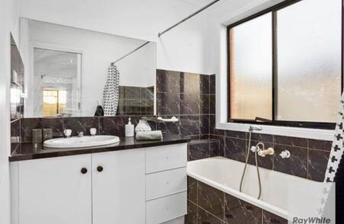 Keilor Downs House | Airport Proximity 5BR Haven