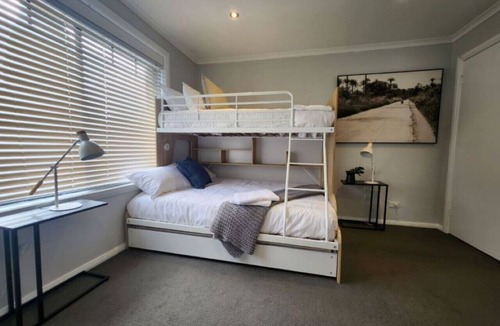 Keilor Downs House | Airport Proximity 5BR Haven