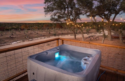 Fredericksburg House | Airstream Getaway - Hot Tub & Fire Pit