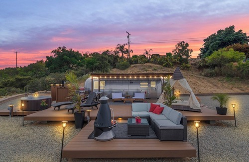 Valley Center House | AIRSTREAM GLAMPING! Jacuzzi, BBQ & Chill!