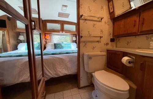 Lawton Other | Airstream w flush toilet city water hot tub