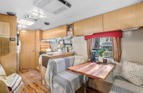 Dunsmuir Apartment | Airstream - (White Oak)