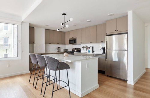 Hoboken Apartment | Airy 3 BR Flat w Shared Deck - gym - Mins to NYC