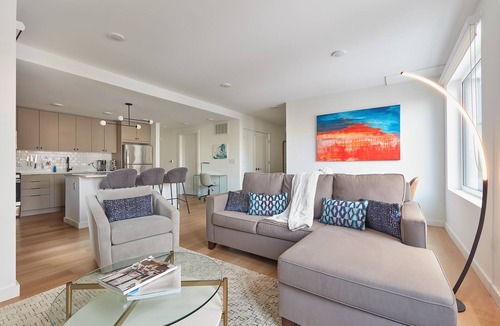 Hoboken Apartment | Airy 3 BR Flat w/shared deck - gym - mins to NYC