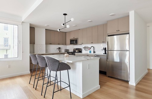 Hoboken Apartment | Airy 3 BR Flat w/shared deck - gym - mins to NYC