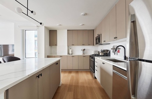 Hoboken Apartment | Airy 3 BR Flat w/shared deck - gym - mins to NYC