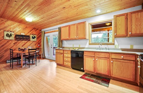 Alto House | Airy Alto Escape w/Deck, Games & Views