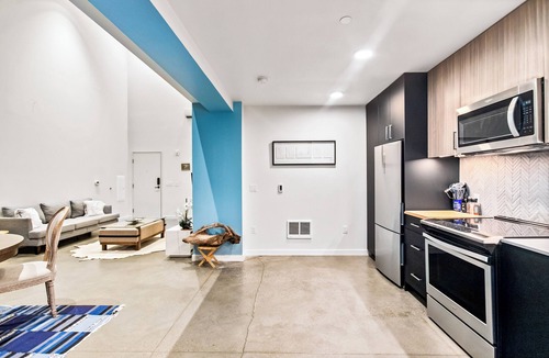 Downtown Apartment | Airy and Open Corner Loft - 92 Walkscore