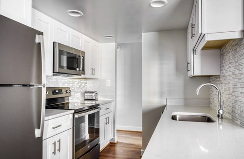 Ballston Apartment | Airy Ballston 2BR w/Pool, W/D & Gym, walk to Bars & Metro, by Blueground