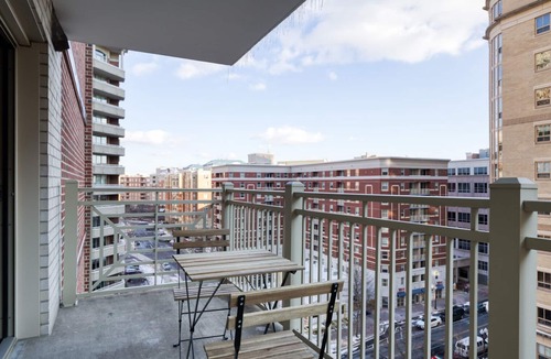 Ballston Apartment | Airy Ballston 2BR w/Pool, W/D & Gym, walk to Bars & Metro, by Blueground