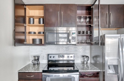 Barton Heights Apartment | Airy Barton Springs 1BR w/W/D, Gym & Pool, nr Town Lake, by Blueground