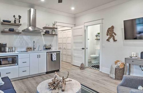 Downtown Apartment | Airy Bentonville Studio < 1 Mile to City Square!