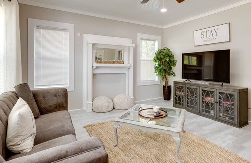 Downtown Cottage | Airy Bryan Vacation Rental ~ 5 Mi to Texas A&M