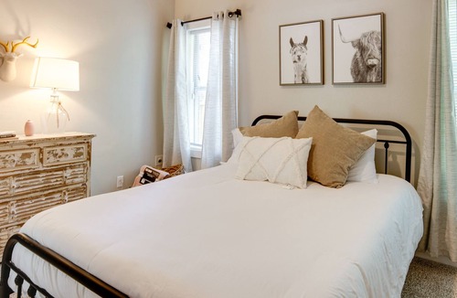 Downtown Cottage | Airy Bryan Vacation Rental ~ 5 Mi to Texas A&M