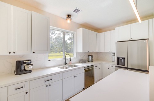 Hull House | Airy Dayton Vacation Home w/Deck + Private Yard!