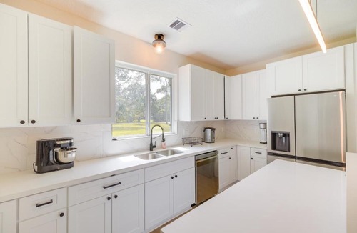 Hull House | Airy Dayton Vacation Home w/Deck + Private Yard!