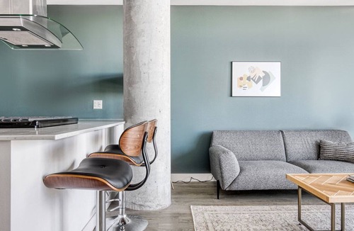 Lake View East Apartment | Airy Lakeview Studio, walk to Lakefront & Lincoln Park, by Blueground