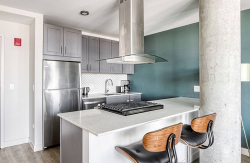 Lake View East Apartment | Airy Lakeview Studio, walk to Lakefront & Lincoln Park, by Blueground
