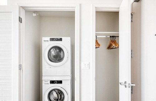 Lake View East Apartment | Airy Lakeview Studio, walk to Lakefront & Lincoln Park, by Blueground
