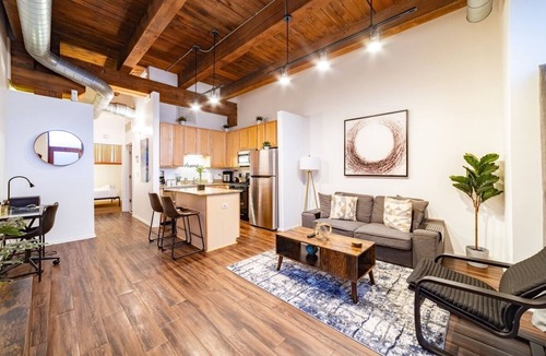 Pilsen Apartment | Airy & Spacious Loft - 1BR Perfect For Long-Term Stays