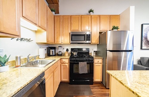Pilsen Apartment | Airy & Spacious Loft - 1BR Perfect For Long-Term Stays