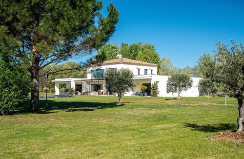 Nord House | Aix-en-Provence countryside – A contemporary property – Sleeps 10