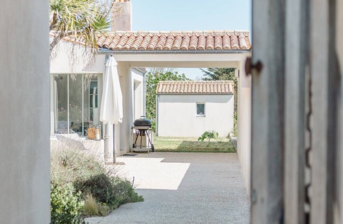 Ile-d'Aix House | Aixcale near the sea