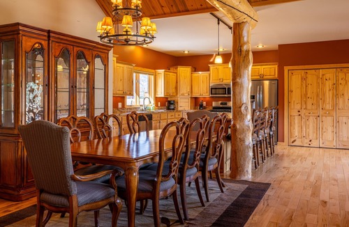 Wapiti House | AJ's Outpost- Family retreat, Mountain views, Great location