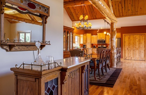 Wapiti House | AJ's Outpost- Family retreat, Mountain views, Great location